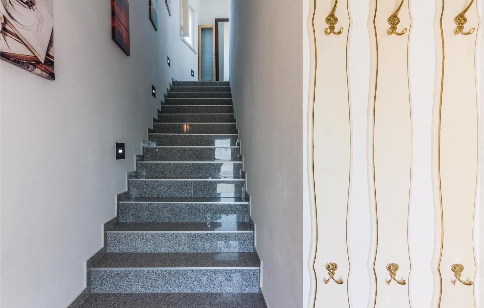 Stunning Apartment In Fazana With House Sea View Ngoại thất bức ảnh
